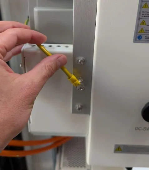 Earth cable fitted to the earthing screw